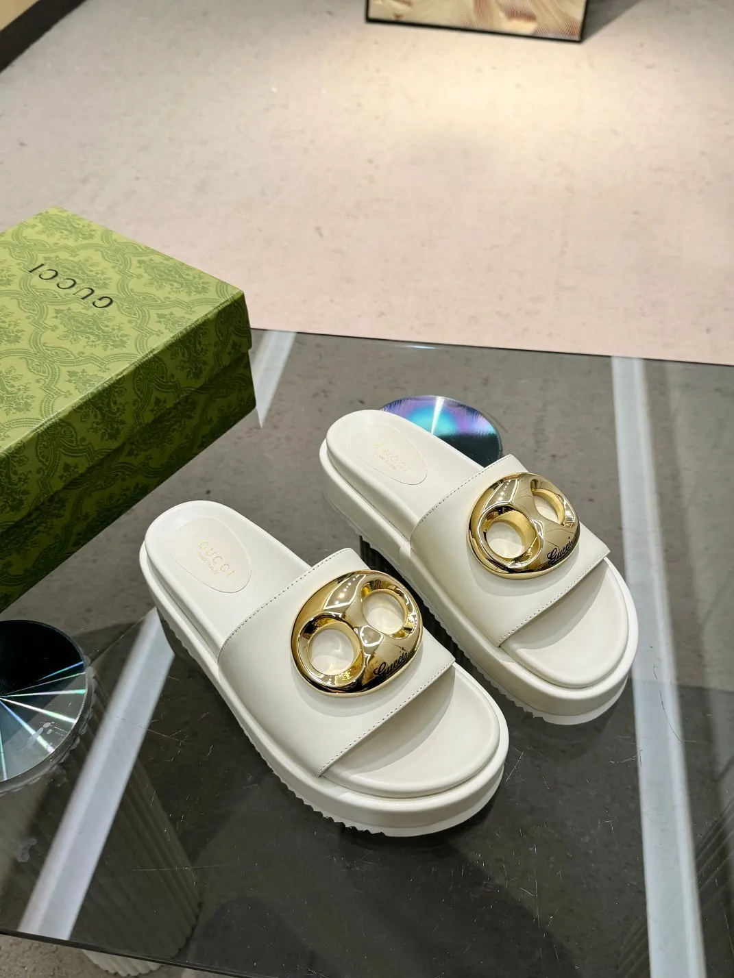 👟👟Ex-factory price 460👟👟 Shipped all year round, Gucci's latest limited edition thick-soled slippers. Top quality for sale. Purchase genuine product for development. The material and workmanship are consistent with the original. Upper: cowhide. Lining: dyed sheepskin. Outsole: Italian private model outsole. Size: 35-43M standard size. 41, 42, 43 are also custom-made and cannot be returned or exchanged. Sole thickness: 5.5cm. Forefoot 4cm.